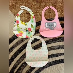 3 silicone bibs